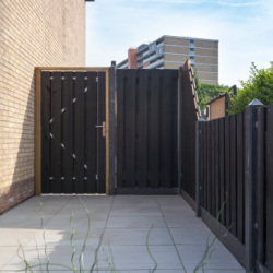 Tuindeur Roermond Grenen Op Verstelbaar Frame 11-planks 16x140mm 200x100cm Zwart gespoten incl. RVS inbouwslotset SKG*  RVS Geschroefd